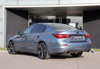 Подержанный автомобиль Infiniti Q50 2015 года (7 фото)