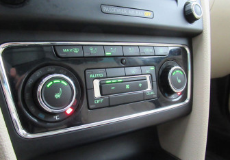 Подержанный автомобиль Skoda Superb Wagon 2012 года (15 фото)