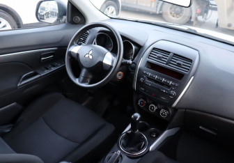 Подержанный автомобиль Mitsubishi ASX 2012 года (12 фото)