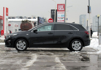 Подержанный автомобиль Kia Ceed Hatchback 2019 года (8 фото)