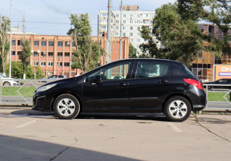 Подержанный автомобиль Peugeot 308 Hatchback 2011 года (8 фото)