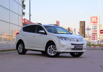 Подержанный автомобиль Toyota RAV4 2014 года (3 фото)