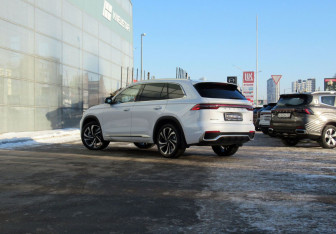 Подержанный автомобиль Geely Monjaro 2025 года (7 фото)