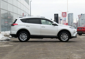 Подержанный автомобиль Toyota RAV4 2016 года (4 фото)