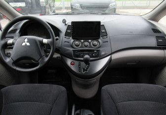 Подержанный автомобиль Mitsubishi Grandis 2007 года (14 фото)