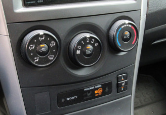 Подержанный автомобиль Toyota Corolla Sedan 2012 года (16 фото)