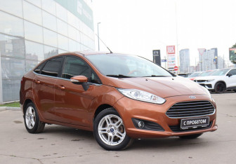 Подержанный автомобиль Ford Fiesta Sedan 2015 года (3 фото)