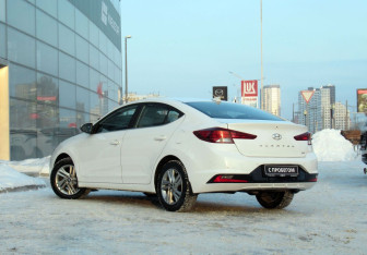 Подержанный автомобиль Hyundai Elantra Sedan 2019 года (7 фото)