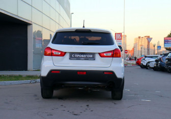 Подержанный автомобиль Mitsubishi ASX 2012 года (6 фото)