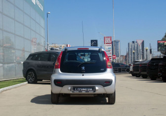 Подержанный автомобиль Peugeot 107 2007 года (6 фото)