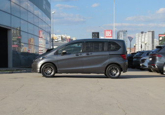 Подержанный автомобиль Honda Freed 2009 года (8 фото)