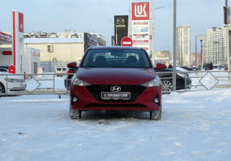 Подержанный автомобиль Hyundai Solaris Sedan 2021 года (2 фото)