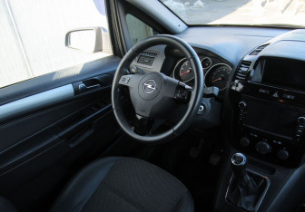 Подержанный автомобиль Opel Zafira Compactvan 2009 года (13 фото)