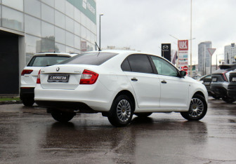 Подержанный автомобиль Skoda Rapid Liftback 2016 года (5 фото)