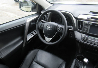 Подержанный автомобиль Toyota RAV4 2016 года (13 фото)