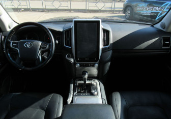 Подержанный автомобиль Toyota Land Cruiser Suv 2020 года (13 фото)