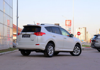 Подержанный автомобиль Toyota RAV4 2014 года (5 фото)