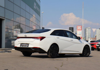 Подержанный автомобиль Hyundai Elantra Sedan 2021 года (5 фото)