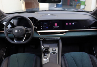 Подержанный автомобиль Geely Monjaro 2024 года (14 фото)