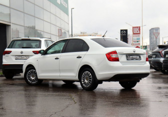Подержанный автомобиль Skoda Rapid Liftback 2016 года (7 фото)