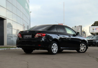 Подержанный автомобиль Toyota Corolla Sedan 2010 года (5 фото)