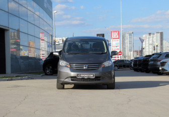 Подержанный автомобиль Honda Freed 2009 года (2 фото)