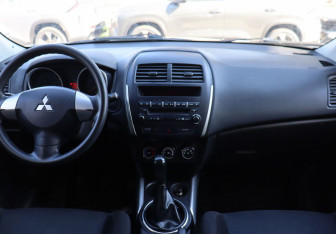 Подержанный автомобиль Mitsubishi ASX 2012 года (11 фото)