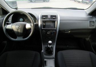 Подержанный автомобиль Toyota Corolla Sedan 2012 года (13 фото)