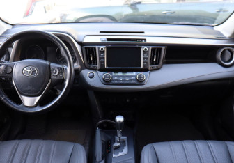 Подержанный автомобиль Toyota RAV4 2018 года (12 фото)