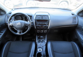 Подержанный автомобиль Citroen C4 Aircross 2012 года (18 фото)