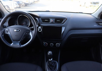 Подержанный автомобиль Kia Rio Sedan 2016 года (13 фото)