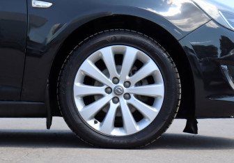 Подержанный автомобиль Opel Astra Sedan 2013 года (9 фото)