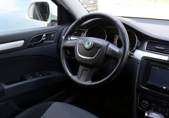 Подержанный автомобиль Skoda Superb Liftback 2012 года (15 фото)
