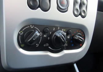 Подержанный автомобиль Renault Sandero 2014 года (15 фото)