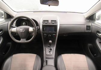 Подержанный автомобиль Toyota Corolla Sedan 2011 года (17 фото)