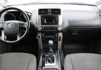 Подержанный автомобиль Toyota Land Cruiser Prado 2012 года (19 фото)