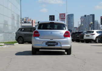 Подержанный автомобиль Suzuki Swift Hatchback 2021 года (6 фото)