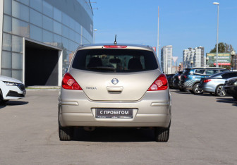 Подержанный автомобиль Nissan Tiida Hatchback 2011 года (6 фото)