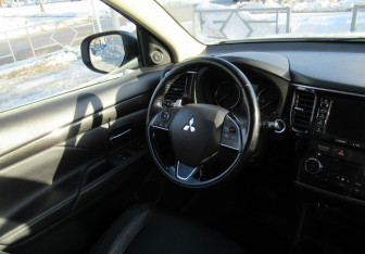 Подержанный автомобиль Mitsubishi Outlander 2016 года (13 фото)