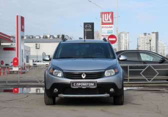 Подержанный автомобиль Renault Sandero 2014 года (2 фото)