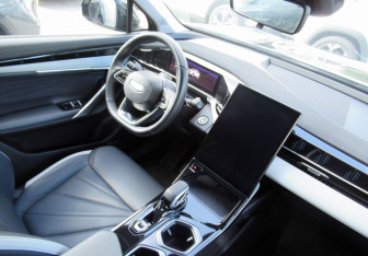 Подержанный автомобиль Geely Atlas 2024 года (12 фото)
