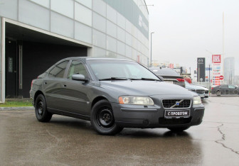 Подержанный автомобиль Volvo S60 2004 года (3 фото)