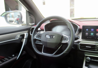 Подержанный автомобиль Geely Coolray 2023 года (19 фото)