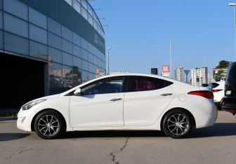 Подержанный автомобиль Hyundai Avante Sedan 2012 года (8 фото)