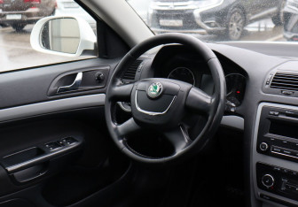 Подержанный автомобиль Skoda Octavia Liftback 2011 года (12 фото)
