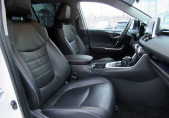 Подержанный автомобиль Toyota RAV4 2021 года (22 фото)