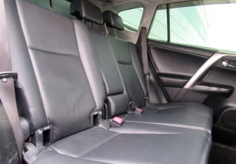 Подержанный автомобиль Toyota RAV4 2016 года (11 фото)