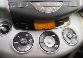 Подержанный автомобиль Toyota RAV4 2008 года (16 фото)