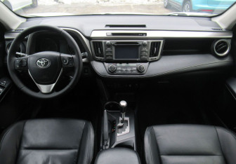 Подержанный автомобиль Toyota RAV4 2016 года (12 фото)