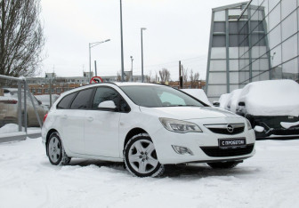 Подержанный автомобиль Opel Astra Wagon 2012 года (3 фото)